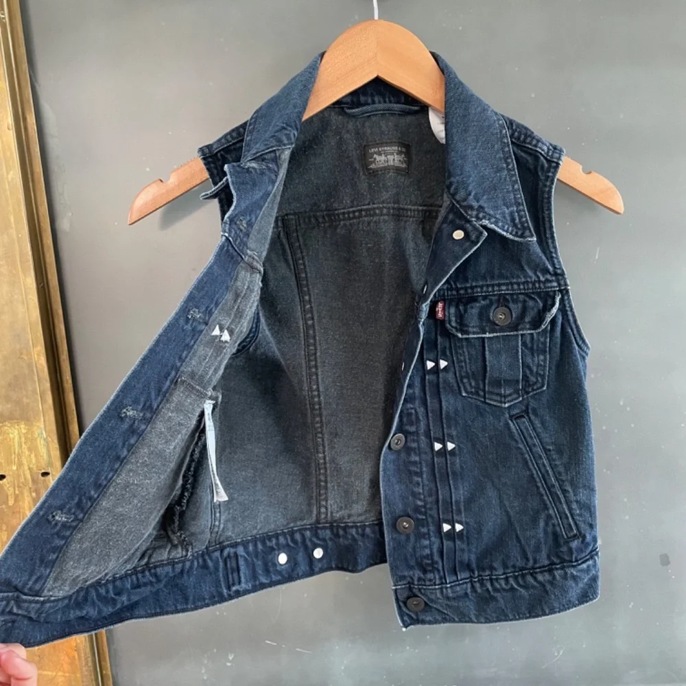 Levi’s Dark Wash Denim Vest Small 100% Cotton Trucker Style Embroidered Western